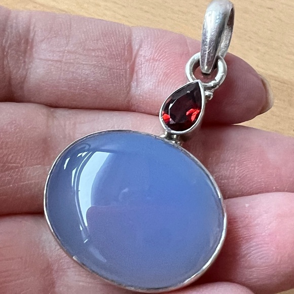 VINTAGE LARGE BLUE LILAC PURPLE CHALCEDONY & GARNET 925 STERLING SILVER PENDANT